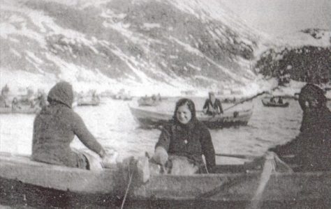 Båt med tre damer ute på fjorden